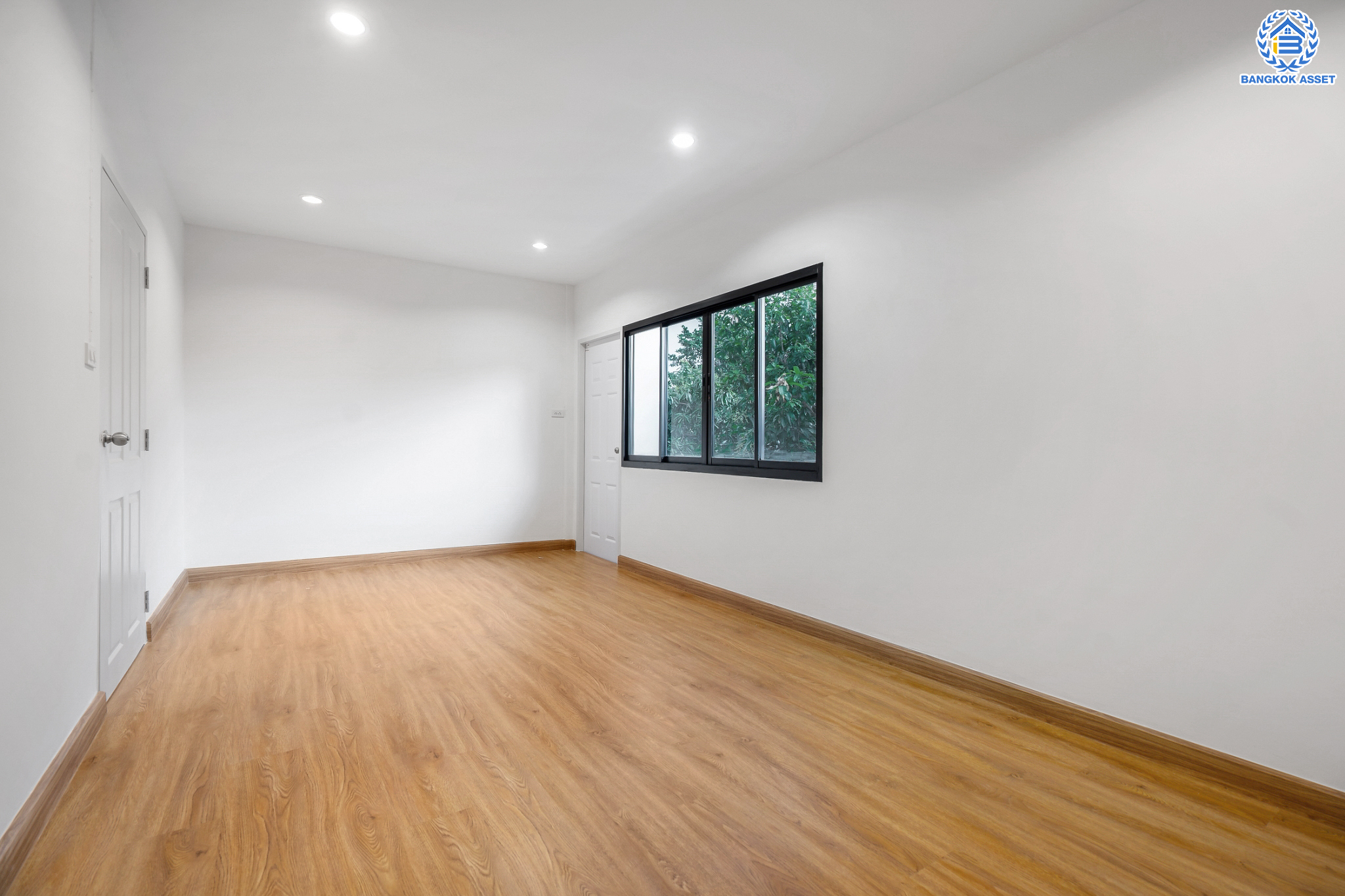 บ้านมือสองตกแต่งใหม่ ม.ซอยเรวดี58 รัตนาธิเบศร์ ทาวน์โฮม 3 ชั้น เนื้อที่ 19 ตร.ว. ฟังก์ชัน 4 ห้องนอน 3 ห้องน้ำ 1 ที่จอดรถ พร้อมตอบโจทย์ทุกการเข้าอยู่ บนทำเลเดินทางสะดวก เข้า-ออก ได้หลายเส้นทาง ใกล้เซ็นทรัลรัตนาธิเบศร์ และรถไฟฟ้าสายสีม่วง "สถานีบางกระสอ"